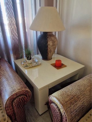 Mesa auxiliar moderna blanca