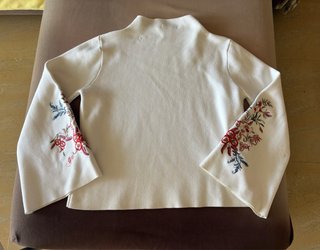 Blusa suéter blanco bordado Talla L
