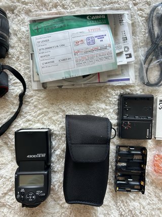 Canon EOS 5D + Grip BG-E4 + 3 Lentes