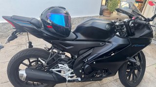 Yamaha YZF125 R125 Negra casco incluido