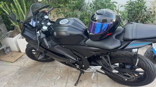 Yamaha YZF125 R125 Negra casco incluido