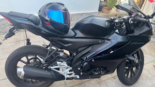 Yamaha YZF125 R125 Negra casco incluido