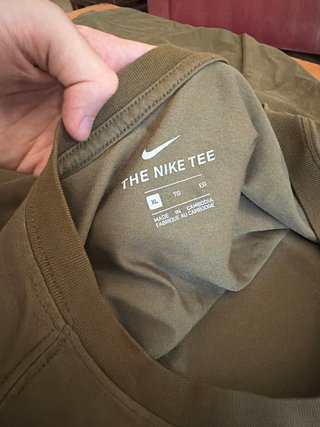 Maglietta Nike verde militare con camuffamento