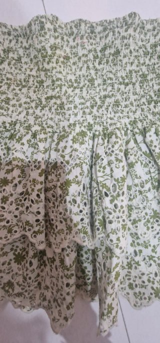 Falda Zara floral con volantes