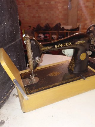 Máquina de Coser Antigua SINGER con Pedal y Malet
