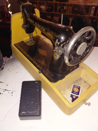 Máquina de Coser Antigua SINGER con Pedal y Malet