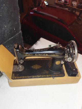 Máquina de Coser Antigua SINGER con Pedal y Malet
