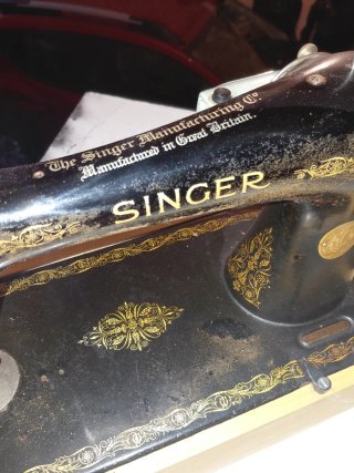Máquina de Coser Antigua SINGER con Pedal y Malet