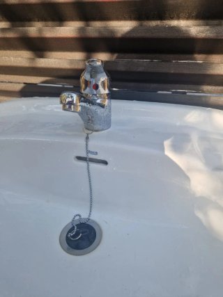 Lavabo con pie de porcelana