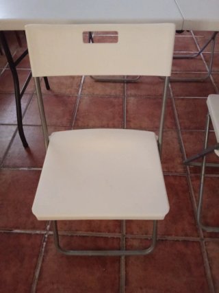 Mesa y 4 sillas plegables blancas