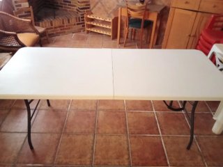 Mesa y 4 sillas plegables blancas
