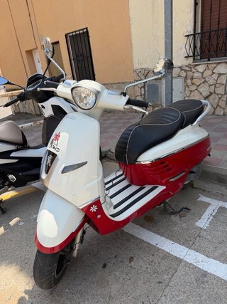 Peugeot Django Scooter Roja y Blanca