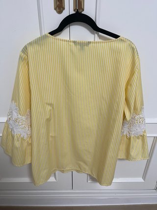 Camisa amarilla cuello pico manga francesa