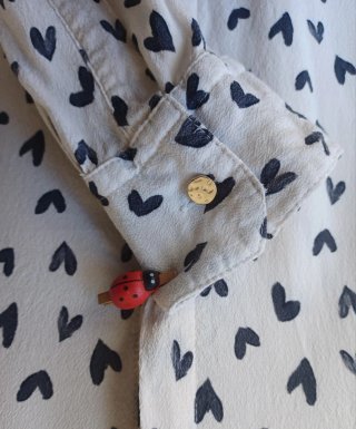 Blusa blanca con estampado de corazones