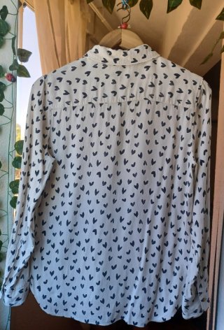 Blusa blanca con estampado de corazones