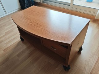 Mesa TV madera con ruedas