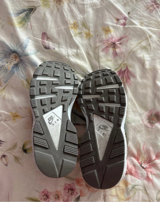 Nike Air Huarache Grises y Blancas