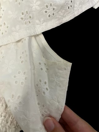Vestido blanco boho hombros descubiertos bordado