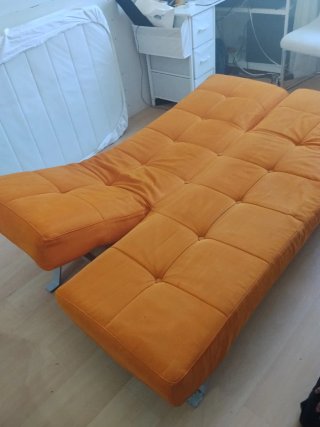 Sofá cama naranja de tela
