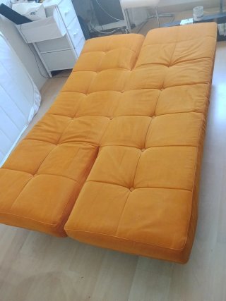 Sofá cama naranja de tela