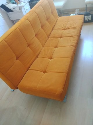 Sofá cama naranja de tela
