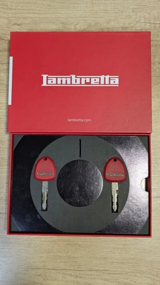 Moto Lambretta V125 Special Pirelli Edition