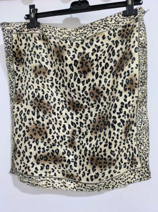 Pañuelo tacto seda estampado leopardo