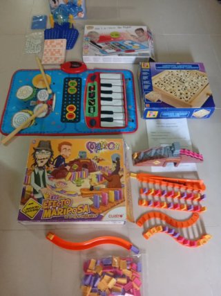 Lote de juguetes: piano, tambor, laberinto...