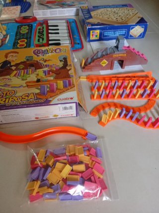 Lote de juguetes: piano, tambor, laberinto...