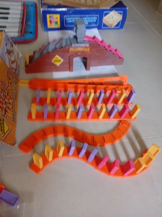 Lote de juguetes: piano, tambor, laberinto...