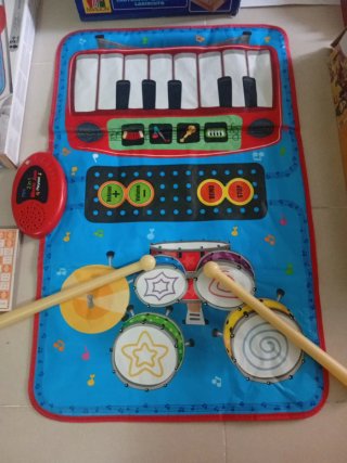 Lote de juguetes: piano, tambor, laberinto...