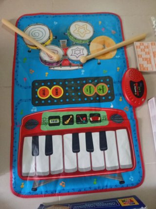 Lote de juguetes: piano, tambor, laberinto...