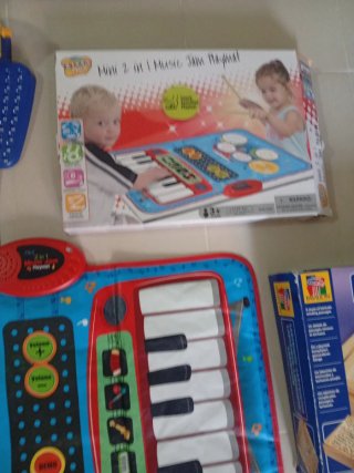 Lote de juguetes: piano, tambor, laberinto...