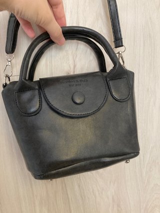 Bolso negro elegante con asa y bandolera