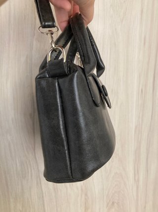 Bolso negro elegante con asa y bandolera