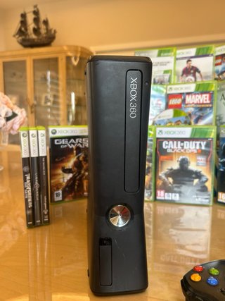 Xbox 360 Slim 500GB + 2 mandos + 30  juegazos