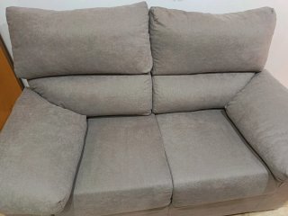 Dos sofás ( Uno tiene una mancha esta marcada )