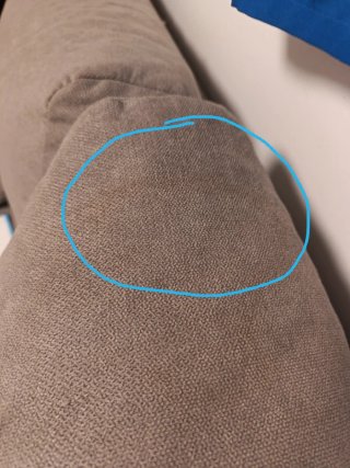 Dos sofás ( Uno tiene una mancha esta marcada )