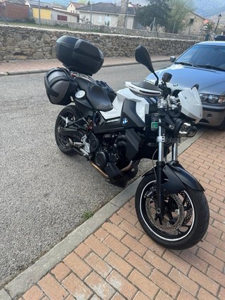 BMW F800R Naked Negra y Blanca