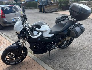 BMW F800R Naked Negra y Blanca