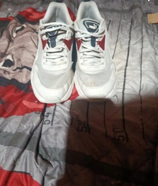 Zapatillas deportivas Puma blancas y rojas