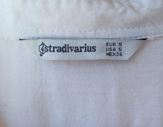 Camisa blanca Stradivarius bordada flores