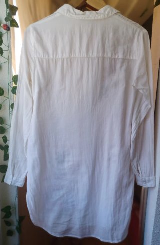Camisa blanca Stradivarius bordada flores