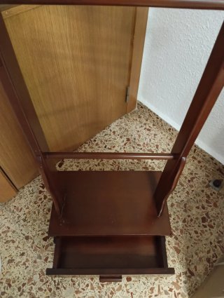 Perchero de madera con ruedas