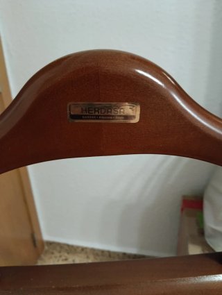 Perchero de madera con ruedas