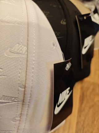 Berretto Nike bianco con logo nero