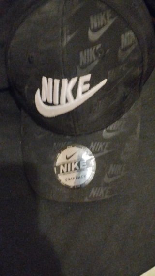Berretto Nike bianco con logo nero