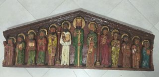Retablo religioso de madera tallada y policromada