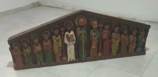 Retablo religioso de madera tallada y policromada