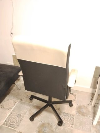 Silla de escritorio beige y negra
